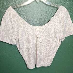 Lululemon Women’s Short Sleeve Scoop Neck Top in Light Gray Animal Print